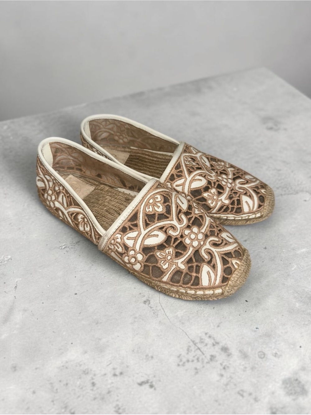Tory Burch Rhea Lace Espadrilles Beige Tan Cream
Size 8.5